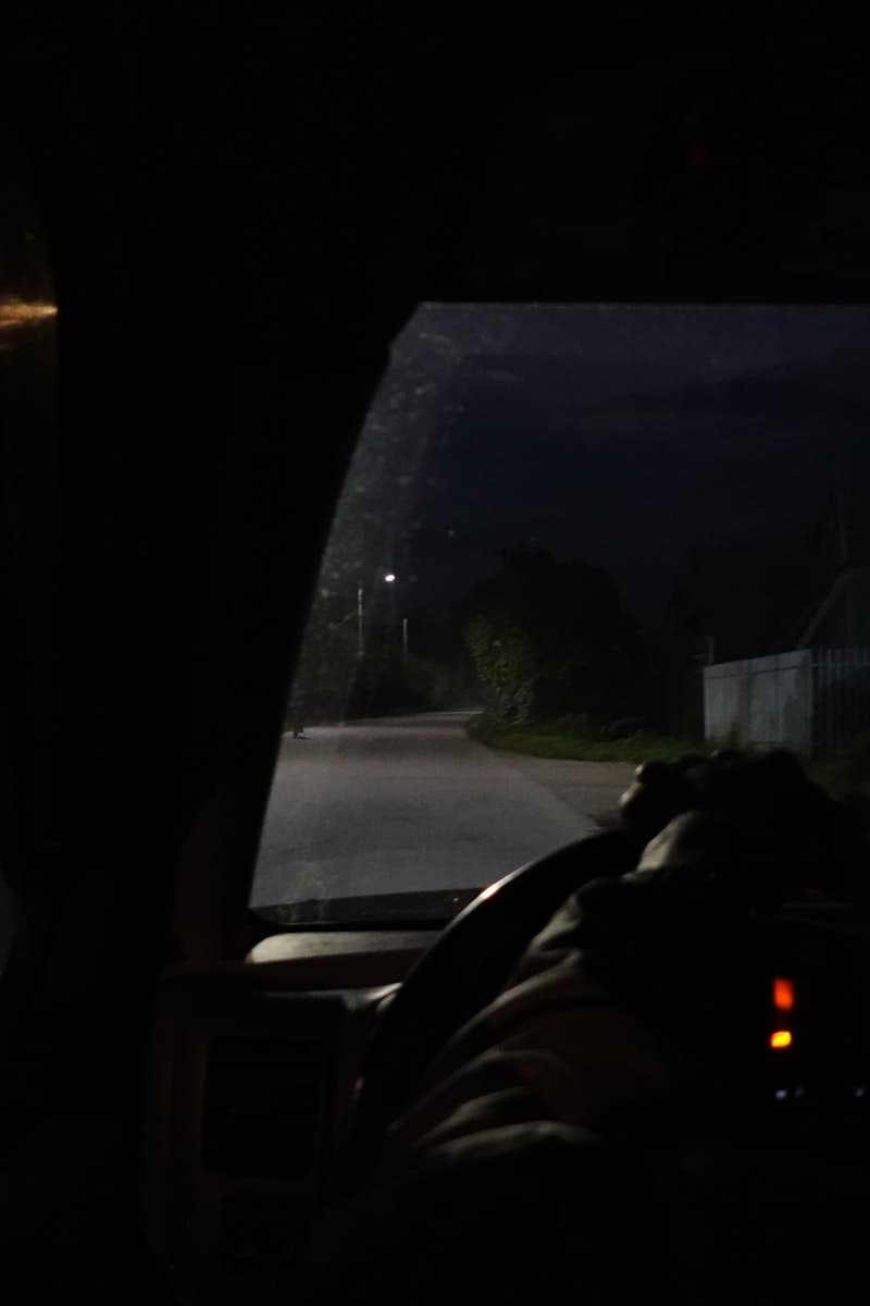 Vue depuis l'intérieur d'un véhicule sur une route de nuit